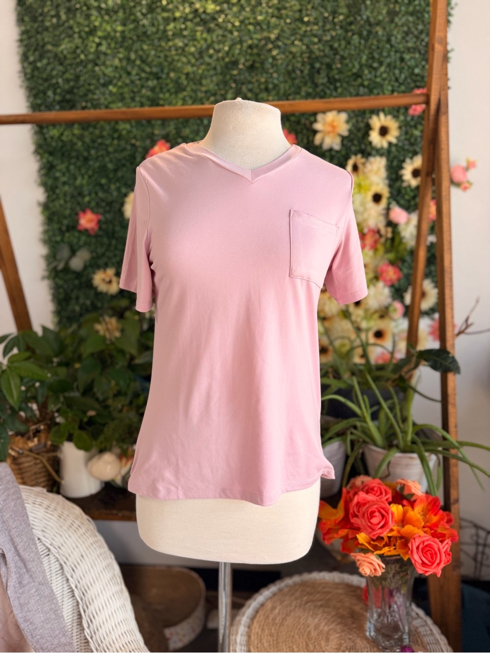 Women's Soft V-Neck Pocket Tee in Dusty Pink